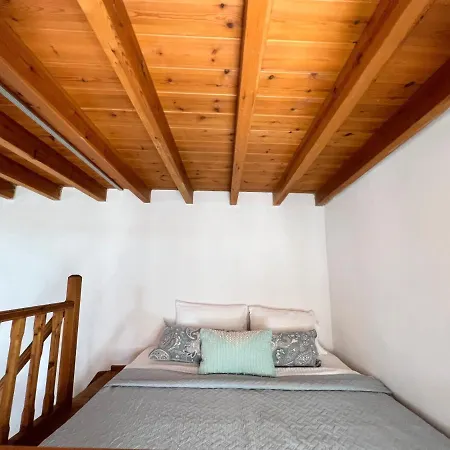 Nyaraló Ambela House *