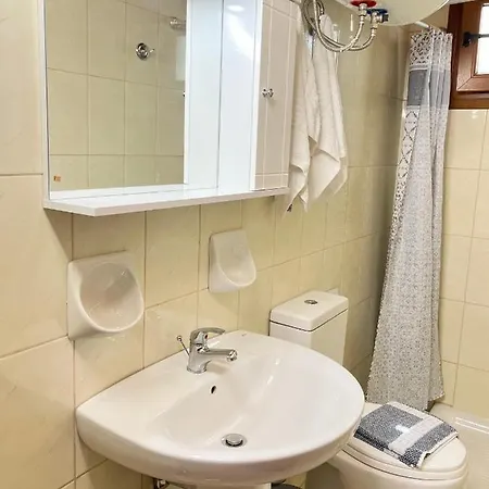 Semesterbostad Ambela House *